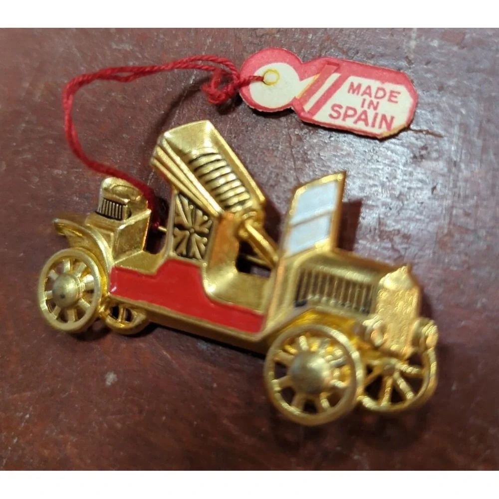 Nos VINTAGE GOLD TONE DAMASCENE ANTIQUE CAR PIN BROOCH MARKED SPAIN ESTATE